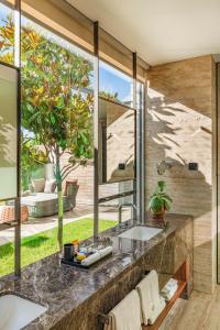 EmonaVaya Beach Resort的一间带水槽和大窗户的浴室