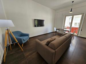 维博瓦伦蒂亚码头Residenza Atena的客厅配有沙发和桌子
