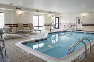 诺克斯维尔土耳其溪诺克斯维尔春丘套房酒店的游泳池位于酒店客房内,配有椅子和桌子