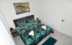 里耶卡Commodious house in Rijeka with 5 bedrooms的一间卧室配有一张带绿色棉被的床