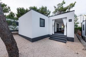 德拉格FJAKA luxury mobile home - Oaza Mira Camping Croatia的白色的黑白外墙房子