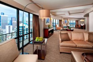 西雅图西雅图威斯汀酒店的客厅配有沙发和桌子