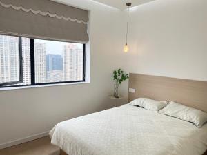 上海上海新天地奶油风超大客厅三卧室公寓的卧室配有白色的床和窗户。