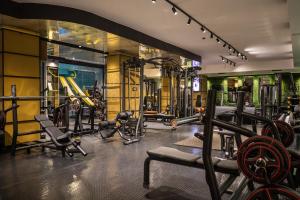 鲁塞ADEO HOTEL Sport & SPA的健身房设有数台跑步机和健身自行车