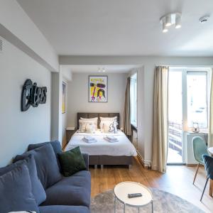 安特卫普Japie rooms - in the heart of Antwerp的客厅配有床和蓝色沙发