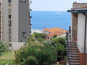 皮昂比诺Appartamento Perla di Mare的从大楼内可欣赏到海景