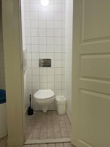 斯德哥尔摩Nomad Cave的白色的浴室设有卫生间和门