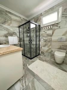 特拉布宗COUNTRY HOME的带淋浴、卫生间和盥洗盆的浴室