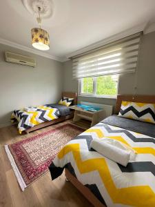 特拉布宗COUNTRY HOME的一间卧室设有两张床和窗户。