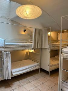 斯德哥尔摩Nomad Cave的配有双层床和光线的房间