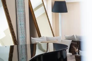圣特雷莎加卢拉克鲁西亚酒店的客厅配有桌子和镜子