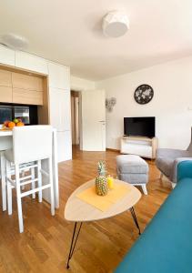 布德瓦Four Views Apartments的客厅配有沙发和桌子