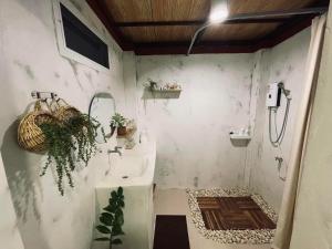 Ban Chong (1)KeawKangNa Farmstay แก้วก๋างนา ฟาร์มสเตย์的一间带水槽和淋浴的浴室