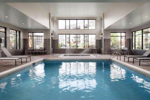 罗切斯特Residence Inn Rochester Mayo Clinic Area South的一个带窗户和浴缸的大型游泳池