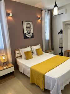 MamoudzouCharmant appartement avec terrasse, vue sur lagon的一间卧室配有一张带黄色毯子的大床