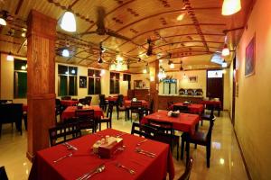 马提威力Captal Island Villa的一间餐厅,房间内设有红色的桌椅