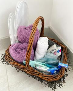当纳德尔Ardbrin Lodge的浴室里装满毛巾和其他物品的篮子