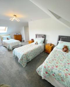 当纳德尔Ardbrin Lodge的一间卧室配有两张床,上面有泰迪熊