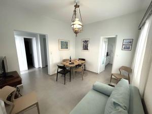 费拉Villa DALI Danae的客厅配有蓝色的沙发和桌子