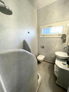 费拉Villa DALI Danae的带浴缸、卫生间和盥洗盆的浴室