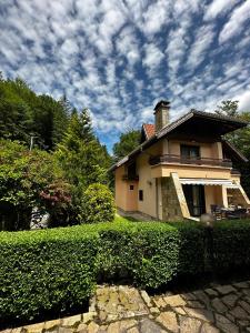 里巴里卡Вила 11 - семейна почивка в сърцето на Балкана的建筑物前有树 ⁇ 的房子