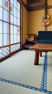 上川町Yukiumi House的客厅配有桌子和沙发