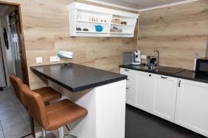 格仑达积图比雅阁公寓的厨房配有白色橱柜和黑色台面