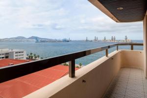 大加那利岛拉斯帕尔马斯伊比利亚拉斯帕尔马斯万豪AC酒店的从大楼的阳台上可欣赏到海景
