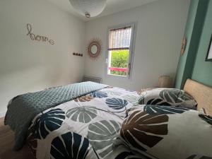 圣让-德吕兹Urdina的一间卧室设有一张床和一个窗口