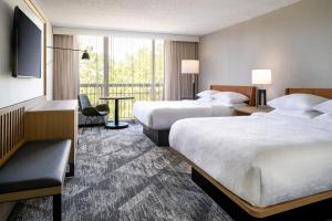 奥兰多奥兰多北喜来登酒店的酒店客房设有两张床和一个阳台。