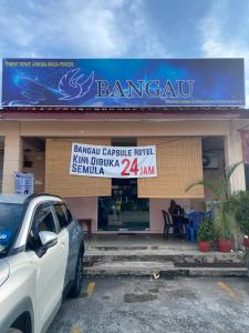 雪邦Bangau - Short Term Rest Area Capsule Hotel的停在餐厅前的汽车