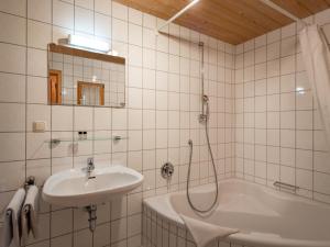 奥博奥多夫Berggasthof Bichlersee的浴室配有盥洗盆和浴缸。