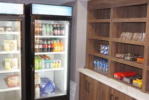 曼彻斯特La Quinta Inn & Suites by Wyndham Manchester - Arnold AFB的厨房配有2台带食品和饮料的冰箱