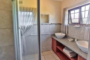 巴利托须德海宾馆的带淋浴和盥洗盆的浴室
