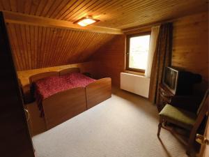 亚列姆切Darynka的一间小卧室,配有一张床和电视
