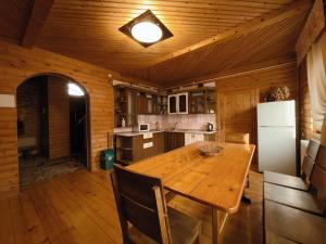 亚列姆切Darynka的木制厨房配有木桌和冰箱