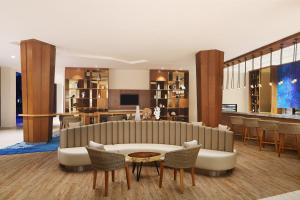 迪沙鲁The Westin Desaru Coast Resort的客厅配有沙发和桌椅