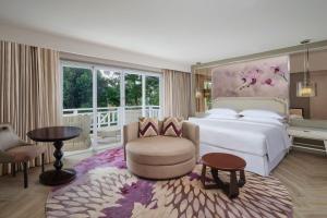 万隆万隆喜来登酒店的配有一张床和一把椅子的酒店客房