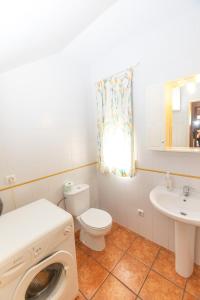 阿罗约弗里奥La Alondra的浴室配有卫生间、盥洗盆和洗衣机。