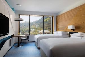 香港香港海洋公园万豪酒店的酒店客房设有两张床和大窗户。