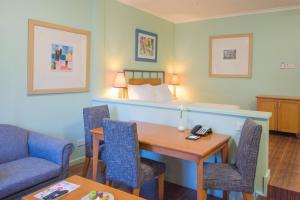 达累斯萨拉姆牡蛎湾普罗蒂酒店的酒店客房设有一张桌子和一张床