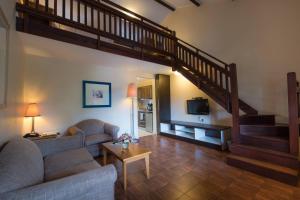 达累斯萨拉姆牡蛎湾普罗蒂酒店的带沙发和楼梯的客厅