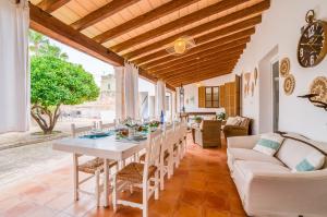 马里亚德拉萨卢特Ideal Property Mallorca - Verdera的一间带桌子和沙发的用餐室