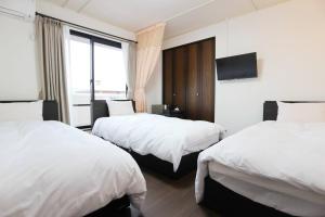 志摩市志摩の別荘的酒店客房设有两张床和电视。