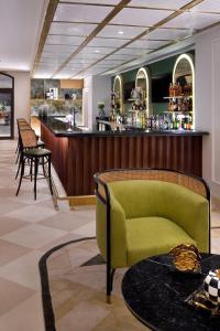 阿莱曼1 Bedroom Suite @ The address Golf Marassi Resort的大堂设有绿色沙发和酒吧