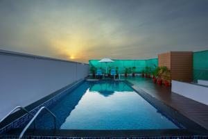 钦奈Four Points by Sheraton Chennai OMR的一座建筑物中央的游泳池