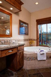 帕克城傲途格精选酒店帕克城的带浴缸和盥洗盆的大浴室