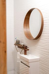 Cherni VitКъща за гости Остриля的浴室设有水槽和墙上的镜子