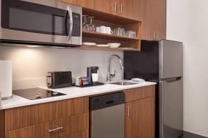 滑铁卢滑铁卢圣雅各布万怡酒店的厨房配有不锈钢冰箱和水槽