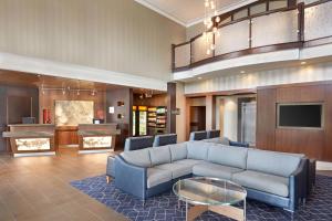滑铁卢滑铁卢圣雅各布万怡酒店的客厅配有沙发和桌子